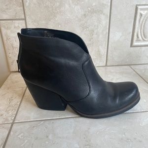 Korks Gemini V Black Booties